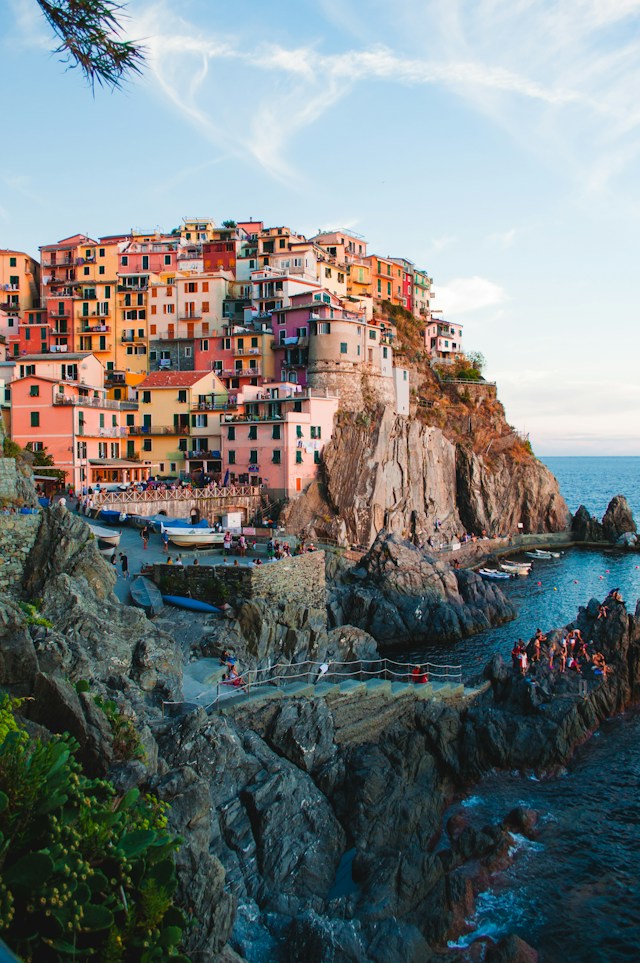 Casas de colores de Cinque Terre junto al mar, Italia